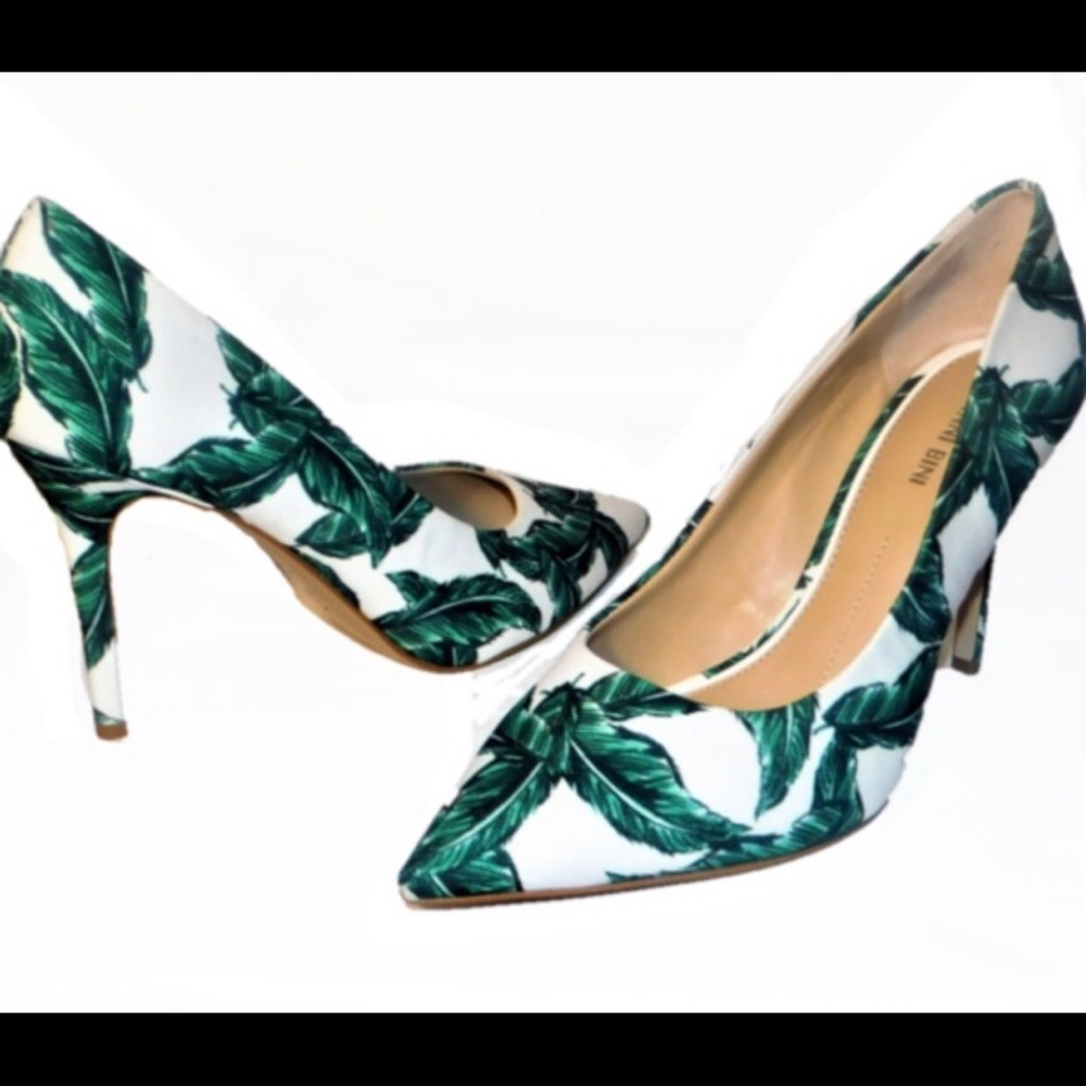 Gianni Bini white and green palm leaf print pumps